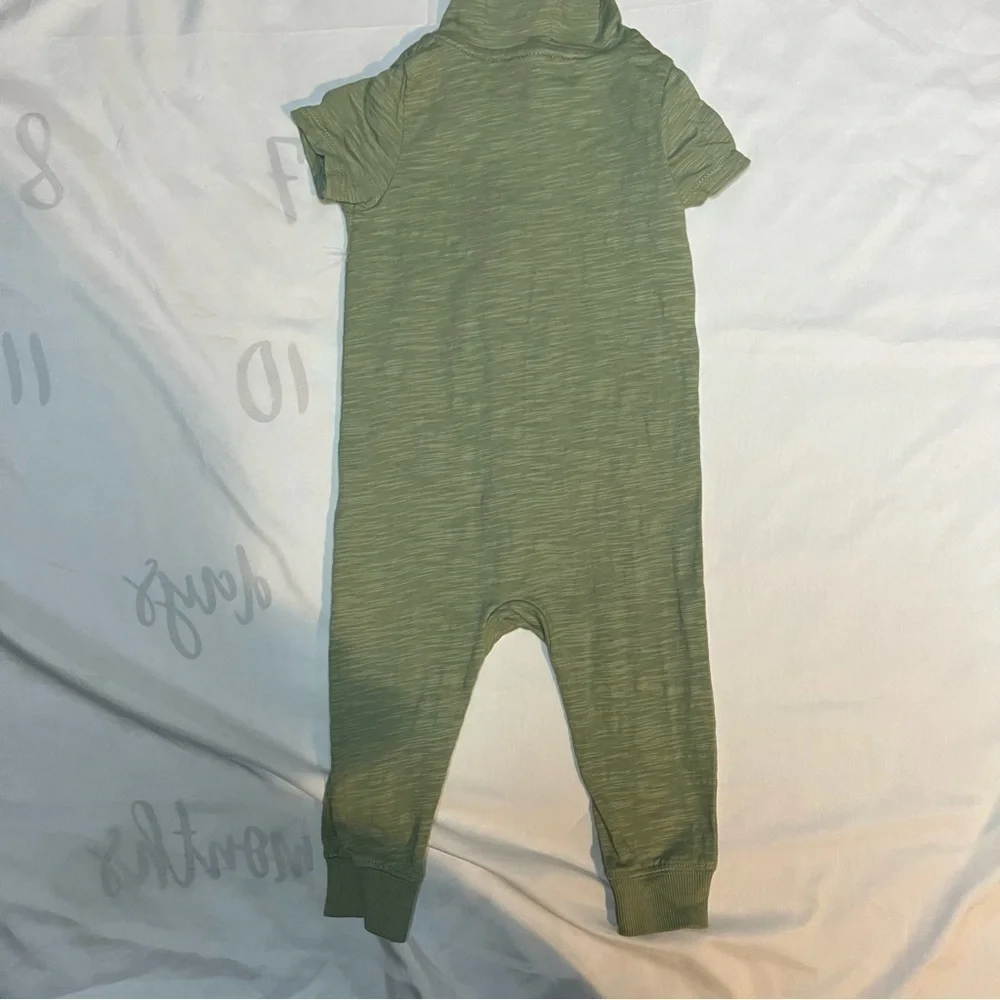 Carter’s Green Short Sleeve Dinosaur Jumpsuit in Size 9 Months